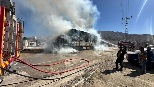 Kamyon elektrik tellerine takıldı, yangın çıktı