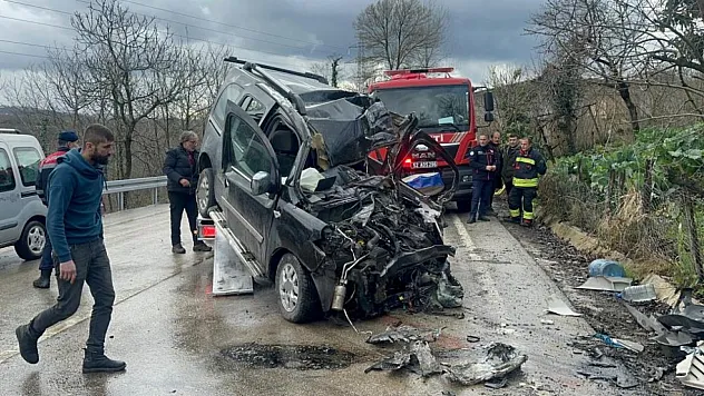 Kamyon ile kamyonet kafa kafaya çarpıştı: 2 ölü, 2 ağır yaralı