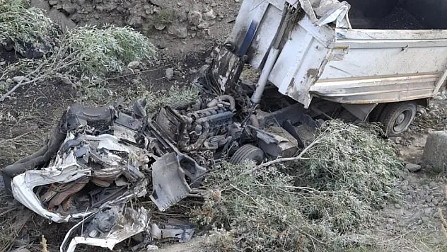 Kamyon şarampole uçtu