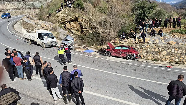 Kamyon virajı alamayıp 2 otomobile çarptı
