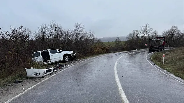 Kamyonla Çarpışan Araçta 2 Yaralı