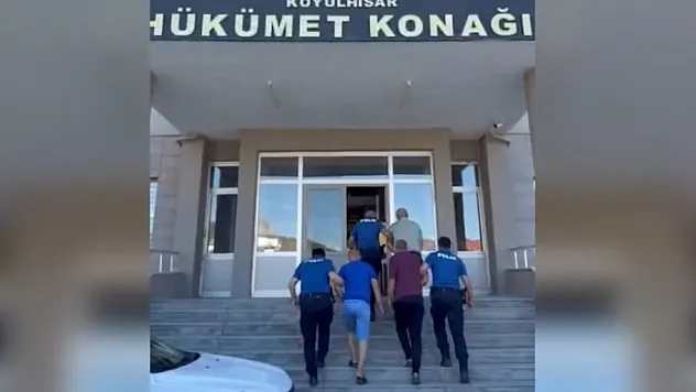 Kamyonun kasasından kaçak göçmenler çıktı