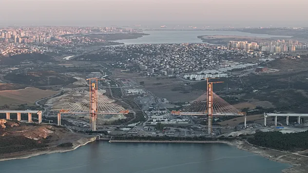 Kanal İstanbul'da dev operasyon: 250 tonluk tabliye havaya kaldırılıyor