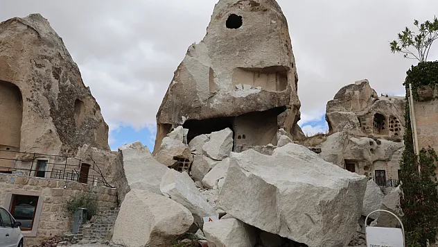 Kapadokya'da peribacası yıkıldı