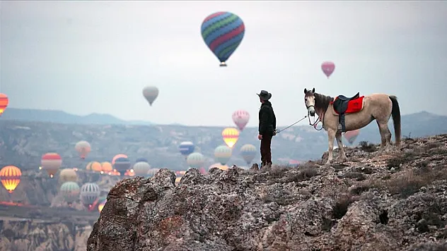 Kapadokya'yı at sırtında keşfediyor