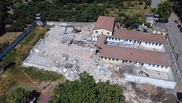Kapanan Cezaevinde yıkım başladı