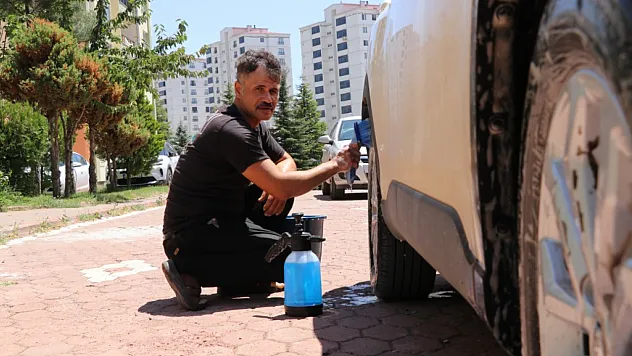 Kapı kapı gezerek araba yıkıyor