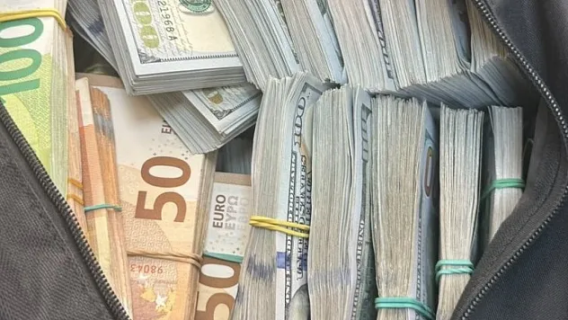 Kapıkule Sınır Kapısı'nda para ve altın yakalandı