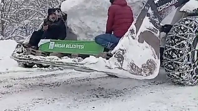 Kar nedeniyle yol kapandı, cenaze iş makinesiyle taşındı