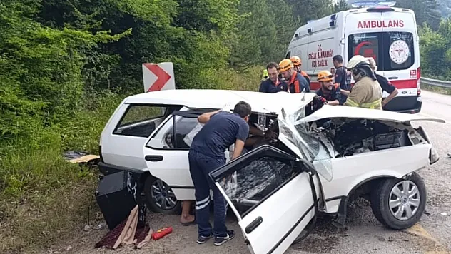 Karabük'te tır dorsesi otomobile çarptı: 2 ölü