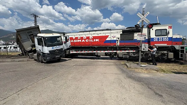 Karabük'te tır ile lokomotif çarpıştı