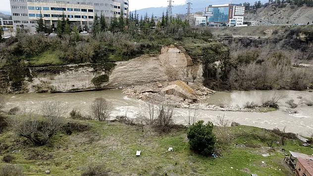 Karabük'te yamaçtan kopan kaya parçaları çaya düştü