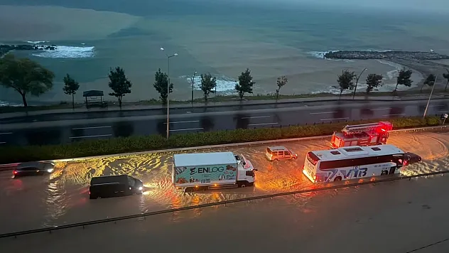Karadeniz sahil yolu suyla doldu, sürücüler zor anlar yaşadı