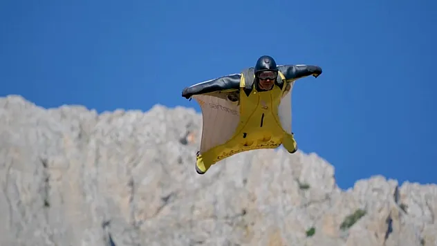 Karanlık kanyon'da nefes kesen wingsuit gösterisi