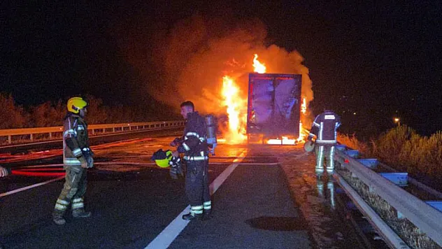 Kargo kamyonu yandı