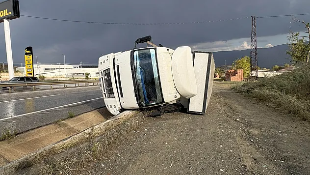 Kastamonu Tosya D100 kara yolunda kamyon devrildi 2 kişi yaralandı