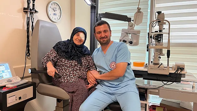 Katarakt hastası kadına doktor torunu ışık oldu