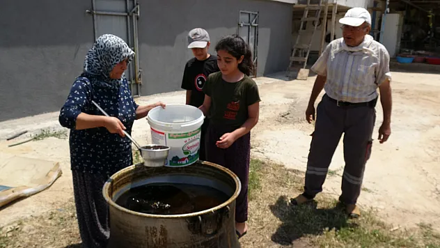 Katkısız dut pekmezi için gün doğmadan mesai başlıyor