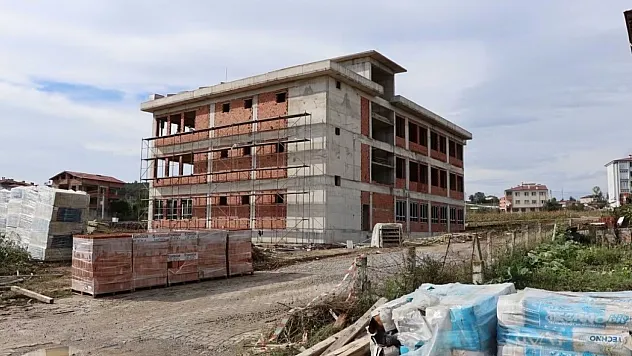 Kavak'ta 16 derslikli yeni ortaokul inşaatında yüzde 60 seviyesine ulaşıldı