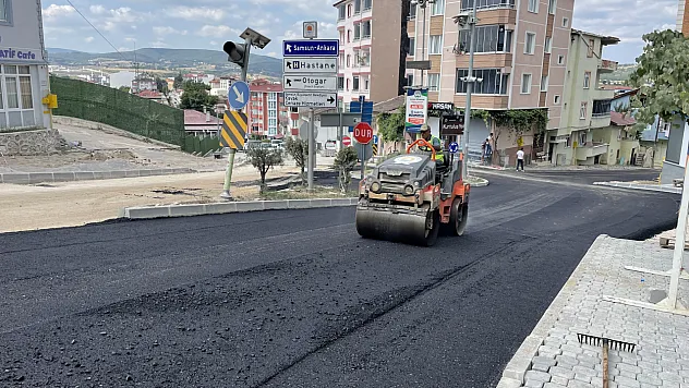 Kavak'ta ilçe merkezine sıcak asfalt çalışması