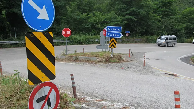 Kavşaktaki 29 Tabela Sürücülerin Kafasını Karıştırıyor