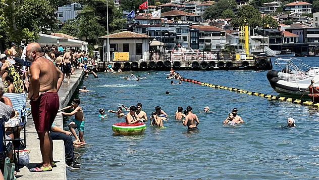 Kavurucu sıcaklarda İstanbulluların adresi Bebek Sahili oldu