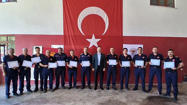 Kaymakam Ayvat'tan selde görev yapan itfaiyecilere başarı belgesi