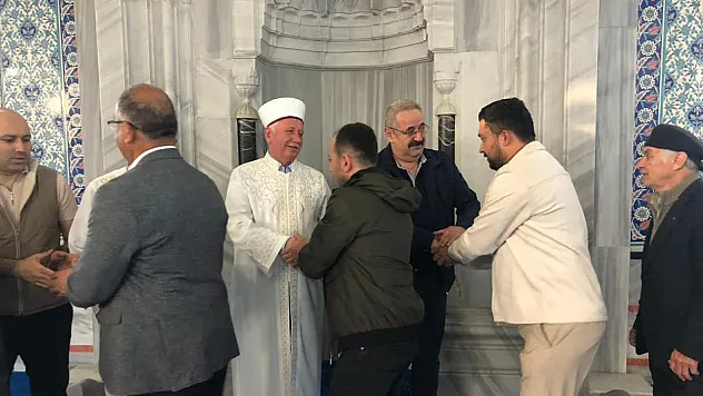 Kaymakam Sağlam, Bayram Namazı Sonrası Vatandaşlarla Bayramlaştı