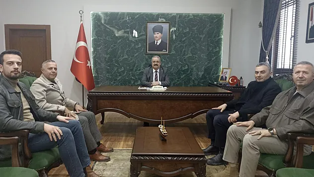 Kaymakam Sağlam yeni makamında ziyaretleri kabul ediyor