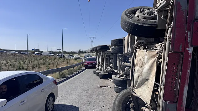 Kayseri'de pancar yüklü tır devrildi: Pancarlar yola saçıldı, trafik aksadı