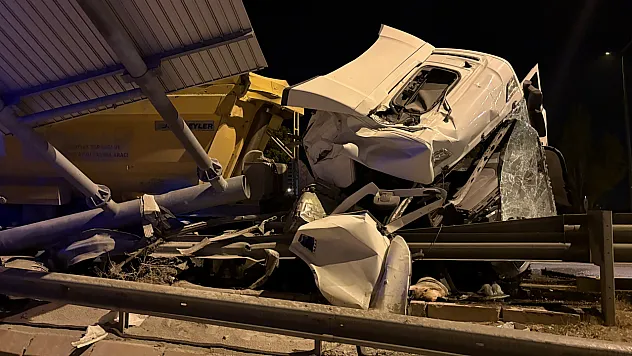 Bariyerlere çarpan tır hurdaya döndü: 1 yaralı