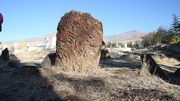 Kayseri'de Türk boyları ve Osmanlı dönemi bezemeli mezar taşları belgelendi