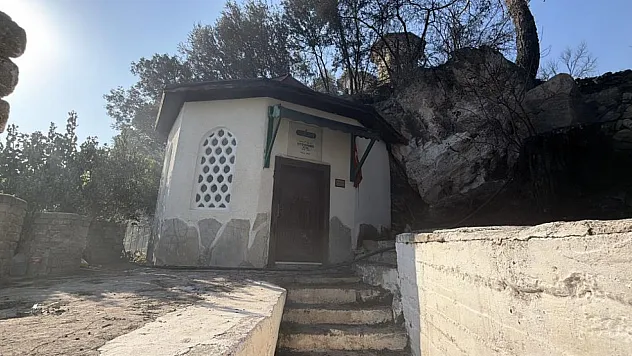 Kazdağları'nda yangın paniği: Türbe alevlerin arasında kaldı