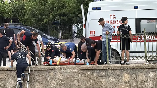 Kediye yardım etmek istedi, su kanalına düştü