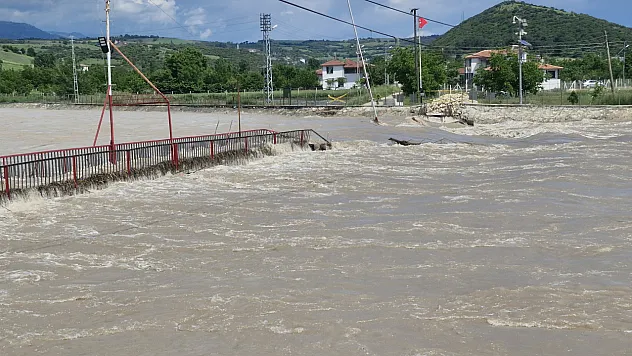 Kelkit taştı, tarım arazileri sular altında kaldı: Köprü çöktü, yollar kapatıldı