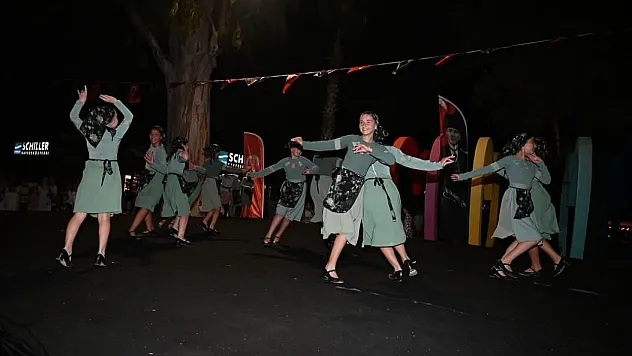 Kemer'de Gürcü dansı hayran bıraktı