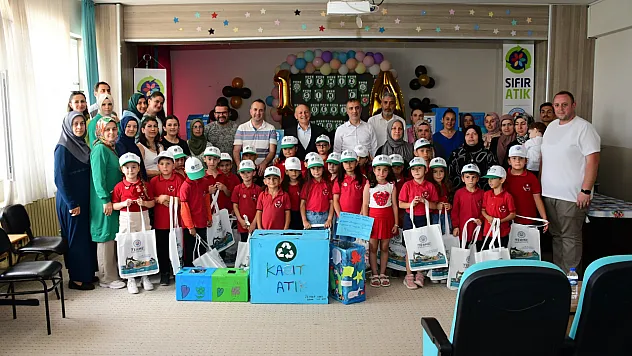 Kendi elleriyle tasarladıkları geri dönüşüm kutuları sergilendi