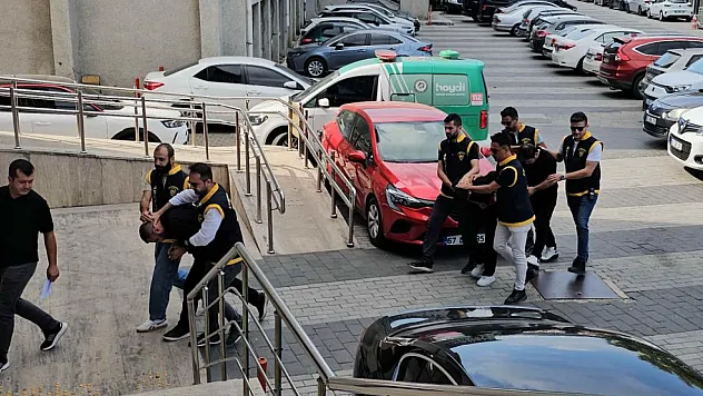 Kendilerini polis olarak tanıtıp milyonluk vurgun yaptılar