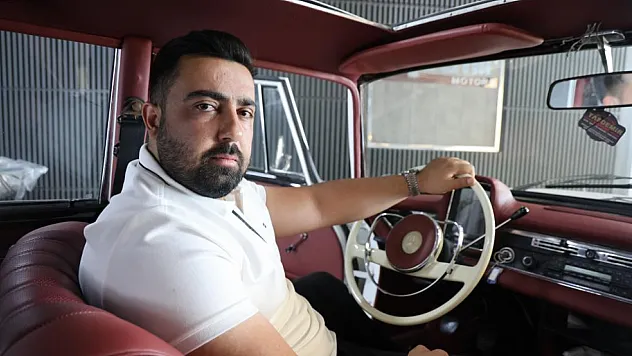 Kentte tek olan 59 yaşındaki klasik aracına gözü gibi bakıyor