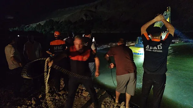 Kezer Çayı'nda mahsur kalan genç, kepçeyle kurtarıldı