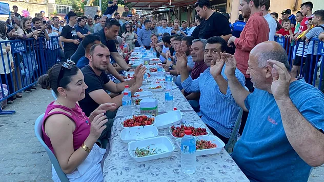 Kiraz yeme yarışmasında birincilik 2 gram farkla geldi