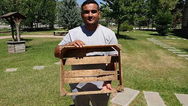 Kırık kayısı kasasıyla başlattığı mizahi çekiliş sosyal medyada viral oldu