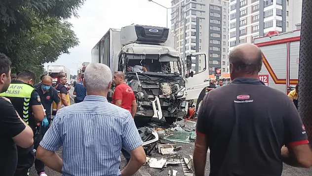 Kırmızı ışıkta bekleyen kamyona çarptı, 4 araç birbirine girdi