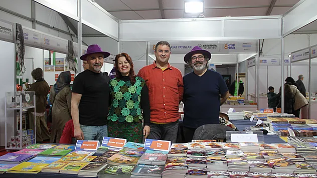 Kitap Fuarı'nda mor şapkalarla farkındalık rüzgârı