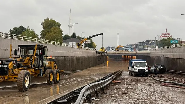 Kocaeli'de sağanak yağış hayatı olumsuz etkiledi: Cadde ve sokaklar sular altında kaldı
