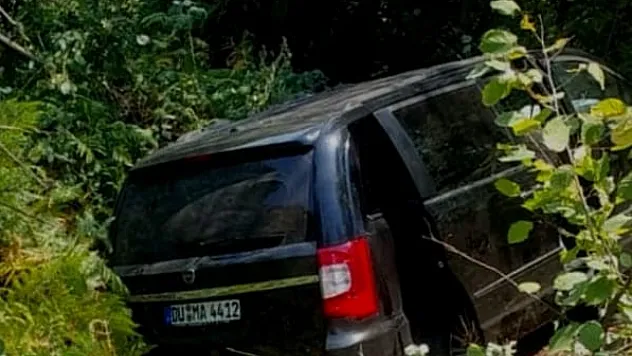 Kontrolden çıkan minibüs şarampole yuvarlandı