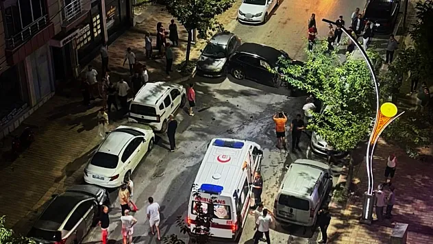 Kontrolden çıkan otomobil 6 araca zarar verdi