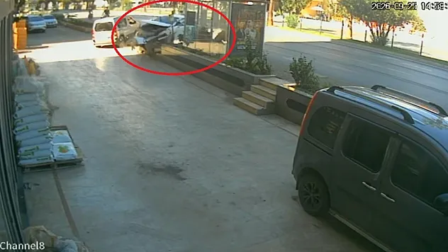 Kontrolden çıkan otomobil yayaya ve otobüs durağına daldı