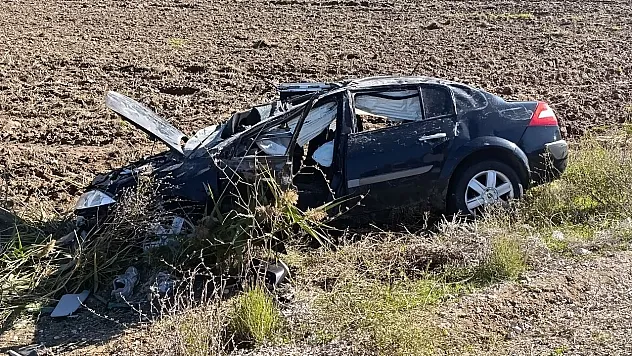 Konya Beyşehir'de feci kaza: Otomobil direği devirip tarlaya takla attı