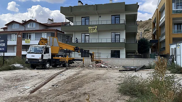 Konya'da iş kazası: Çatıya demir çıkartan vinç operatörü düşerek yaralandı